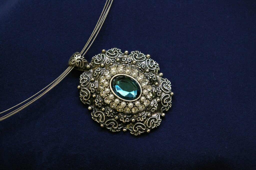 4 Essential Jewelry Website Features that Convert Browsers into Buyers 17 chain 784422 1920
