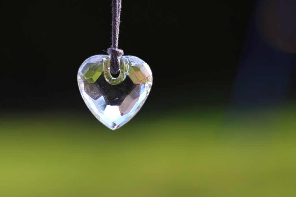 4 Essential Jewelry Website Features that Convert Browsers into Buyers 18 heart 273878 1920